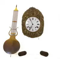 Comtoise, France, vers 1870, inscrit Castillon à Gimont, large pendule à harpe, sonnerie, cadran avec peinture florale, manivelle de remontage