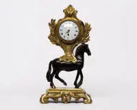 Pendule de table "Cheval", Louis XVI, Paris, vers 1780, sign. "MOILOT A PARIS", bronze, cheval en bronze sur socle à pieds en volutes, de la selle émerge une tête d'horloge entourée de feuilles de laurier avec cadran en émail blanc et index romains, sur le...