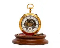 Les Freres Vuilleumier, Suisse, montre de voyage en forme de montre de poche, n° 109, boîtier en laiton doré, anneau de chiffres blanc avec index romains autour du mouvement squeletté, aiguilles bleuies, fonction répétition et réveil activables par curseurs