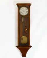 Régulateur à pendule, fin 19e s., boîtier vitré sur trois côtés plaqué acajou avec coins biseautés, cadran émaillé blanc dans un cercle en laiton avec échelle romaine, pendule et poids en laiton, H. 110 cm, cadran avec zone restaurée