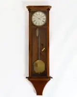 Régulateur à pendule, fin 19e s., boîtier vitré sur trois côtés plaqué acajou avec coins biseautés, cadran émaillé blanc dans un cercle en laiton avec échelle romaine, pendule et poids en laiton, H. 110 cm, cadran avec zone restaurée