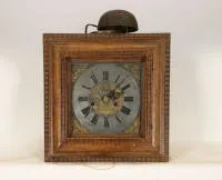 Horloge à cadre de Berg, vers 1700, mouvement 8 jours, caisse en chêne avec cadre profilé rapporté et moulures flammées, cadran en fer bleu, couronnes et anneau de chiffres en étain, pendule à secondes, corde avec poulie de renvoi, poids, sonnerie, mécanisme de sonnerie, manivelle de remontage, env. 46 x 47 x 18 cm. Description M. Eckert, mai 1983