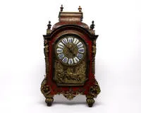Große Boulle-Pendule, Louis XIV, Frankreich, um 1700, das dreiseitig verglaste Gehäuse in Boulle-Marketerie, reiche bronzene Applikationen u.a. mit figürlichen Mascarons auf den vier Ecken sowie Akanthusvoluten und Ziervasen, das Zifferblatt mit blau...