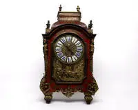 Grande pendule Boulle, Louis XIV, France, vers 1700, boîtier vitré sur trois côtés en marqueterie Boulle, riches appliques en bronze dont mascarons figuratifs aux quatre coins ainsi que volutes d'acanthe et vases décoratifs, cadran avec cartouches de chiffres émaillés bleus autour d'un médaillon central avec le profil de Louis XIV, en dessous une représentation allégorique en relief d'Apollon sur son char (= Roi-Soleil), pendule à suspension par fil, sonnerie des demi-heures sur cloche, mouvemen