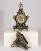 Cartel "Vernis Martin" avec console, Louis XV, France, vers 1750, laque florale sur fond vert, bronze doré