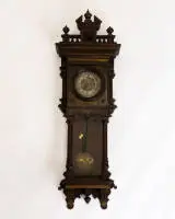 Régulateur viennois, historicisme, Autriche-Hongrie, vers 1880, boîtier en bois vitré sur trois côtés et architecturé avec galerie à balustres, mascarons de lion sous fronton et vases décoratifs, garnitures dorées, le cadran, les deux...