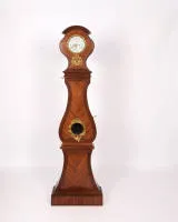 Rokokové podlahové hodiny, Ludvík XV., Francie, kolem 1750, sign. "Le Bon à Paris", křivkový korpus dýhovaný mimo jiné palisandrem, okénko kyvadla s rocaille bronzem, bílý smaltovaný ciferník sign. "Le Bon à Paris" s římskými hodinami a...