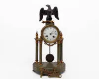 Pendule de cheminée néoclassique, France, vers 1920, Adolphe Mougin (1848 - 1928), platine du mouvement num. "3368" et signature du fabricant "AD. MOUGIN DEUX MEDAILLES", boîtier en marbre à quatre colonnes avec applications métalliques sous aigle couronnant, cadran émaillé blanc...