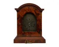 Bracket Clock, Angleterre, vers 1830, sign. "Esplin / Wigan", boîtier avec fronton rond en acajou flammé, socle profilé et corniche de fronton correspondante, portes vitrées en façade, arrière et côté, cadran en laiton avec heures romaines,...