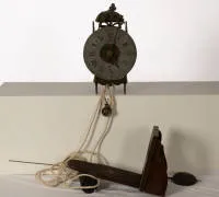 Zegar latarniowy, Francja, ok. 1770, sygnowany THILLOY LILLERS, mechanizm mosiężny 1-dniowy z napędem ciężarkowym, wychwyt kotwicowy i bicie półgodzinne na dzwonku, pierścień cyfrowy z cyny z rzymskimi godzinami i arabskimi minutami, jeden ciężarek i jedno wahadło, na...