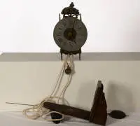 Horloge de lanterne, France, vers 1770, signée THILLOY LILLERS, mouvement laiton 1 jour à poids, échappement à ancre et sonnerie des 1/2 heures sur cloche, anneau de chiffres en étain avec heures romaines et minutes arabes, un poids et un pendule, sur une...
