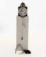 Horloge Comtoise, France, datée 1784, boîtier en fer avec fronton en laiton et coq couronnant trois lys de Bourbon, cadran en 13 parties en cartouches émaillés avec heures romaines et minutes arabes, sonnerie sur cloche, pendule...