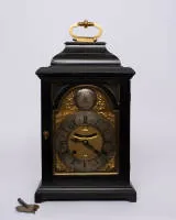 Horloge de bracket, Londres, 1re moitié du XVIIIe s., signée "Markwick Londini", boîtier ébonisé vitré de tous côtés avec poignée en laiton au sommet du fronton