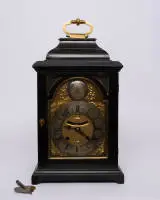 Horloge de bracket, Londres, 1re moitié du XVIIIe s., signée "Markwick Londini", boîtier ébonisé vitré de tous côtés avec poignée en laiton au sommet du fronton