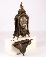 Cartel clock in Boulle technique on wall console, Régence / Louis XV, France, circa 1720, signed J.PREUOST A PARIS, brass marquetry and gilt bronzes