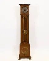 Pendule élégante, néo-Empire, fin 19e s., noyer, fabricant Friedrich Mauthe, Schwenningen, Forêt-Noire. Pendule libre, appliques en laiton bruni, boîtier avec plaque de marbre sur pieds en pattes, mouvement de type français...