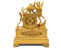 Figuurpendule "Cupido", Empire, Frankrijk, circa 1825, verguld messing, gevleugelde Cupido, fruitmand, uurwerk met monogram