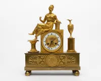 Pendule figurine, Empire, France, vers 1820, laiton doré, femme antique avec vases et amphores, cadran émail, sans pendule