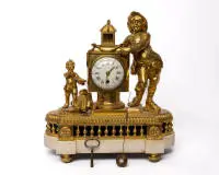 Pendule figurale "à lanterne magique", France, Louis XVI, vers 1780, bronze doré sur socle en marbre, verre bleu cobalt