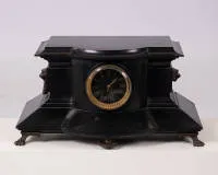 Pendule de cheminée, J. Verhagen & Cie, Cologne, vers 1900, marbre noir, têtes de lions, 25,5 x 50 x 29 cm