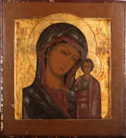 Icône, Mère de Dieu de Kazan, Russie, 19e siècle, tempera sur bois, fond doré, 31,5 x 29 x 2 cm, panneau légèrement convexe, écaillages de peinture, lattes de bois manquantes au verso.