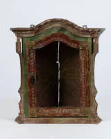 Petit autel domestique, sud-allemand, XIXe siècle, bois, polychromie, avec vitre et clé, au verso monogramme (peu lisible) et datation 1816, 53 x 49 x 25 cm, en haut trous d'un élément décoratif manquant, joint de planche élargi dans...
