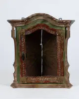 Petit autel domestique, sud-allemand, XIXe siècle, bois, polychromie, avec vitre et clé, au verso monogramme (peu lisible) et datation 1816, 53 x 49 x 25 cm, en haut trous d'un élément décoratif manquant, joint de planche élargi dans...