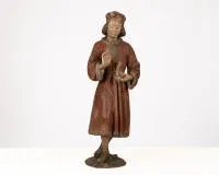 H. Cosmas met het urineglas, vermoedelijk Duits laat 15e eeuw, hout, volrond gesneden, polychroom, 85 cm hoog, polychromie niet origineel, diverse kleurverliezen, sporen van inactieve houtwormaantasting, plint en delen van de voeten later...