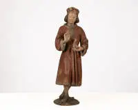 Saint Côme avec la fiole d'urine, probablement allemand fin XVe s., bois, sculpté en ronde-bosse, polychromie, 85 cm haut, polychromie non d'origine, écaillages divers, traces d'infestation inactive d'anobies, plinthe et parties des pieds ajoutées...