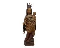 Madonna met Kind in laatgotische stijl, vermoedelijk Boheems 19e eeuw, hout, metalen kroon, polychroom, driekwart rond gesneden, 42 cm hoog (incl. plint), polychromie en grondering op veel plaatsen ontbrekend of los, scepterstaf afgebroken,...