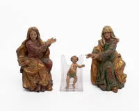 "Anna te Drieën", waarschijnlijk Zuid-Duits, 20e eeuw, hout, volrond gesneden, gepolychromeerd, bestaande uit drie delen, 16 cm hoog.