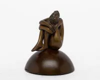 Bruni, Bruno (nar. Gradara/Itálie 1935, studium na Instituto d'Arte Pesaro a Staatliche Hochschule für bildende Künste Hamburg, sochař a grafik),