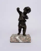 Kleiner Putto, Frankreich, auf Marmorsockel, beweglicher Arm, wohl ehemals Teil einer Uhr, ca. 23 cm hoch (inkl. Sockel)