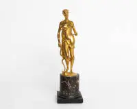 Diane, bronze doré au feu sur colonne de marbre, France, vers 1825, env. 33,5 cm de haut, partiellement frotté, légèrement ébréché