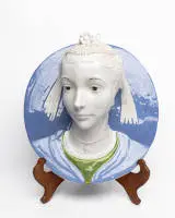 Robbia, Andrea della (1435 Florence - 1525 Florence), copie d'après (20e siècle), "Relief avec la tête d'une dame", terre cuite, émaillée polychrome, env. 45 x 45 x 20 cm, petites imprécisions de cuisson et d'émail. Provenance : collection privée rhénane.