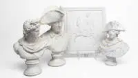 Lot de trois bustes en plâtre et un relief représentant Frédéric le Grand ainsi qu'Apollon du Belvédère, 20e siècle, hauteur 29 cm, 31 cm, 39 cm et dimensions du relief : 35 x 32 x 2 cm, partiellement taché ou sale, petites écaillures discrètes