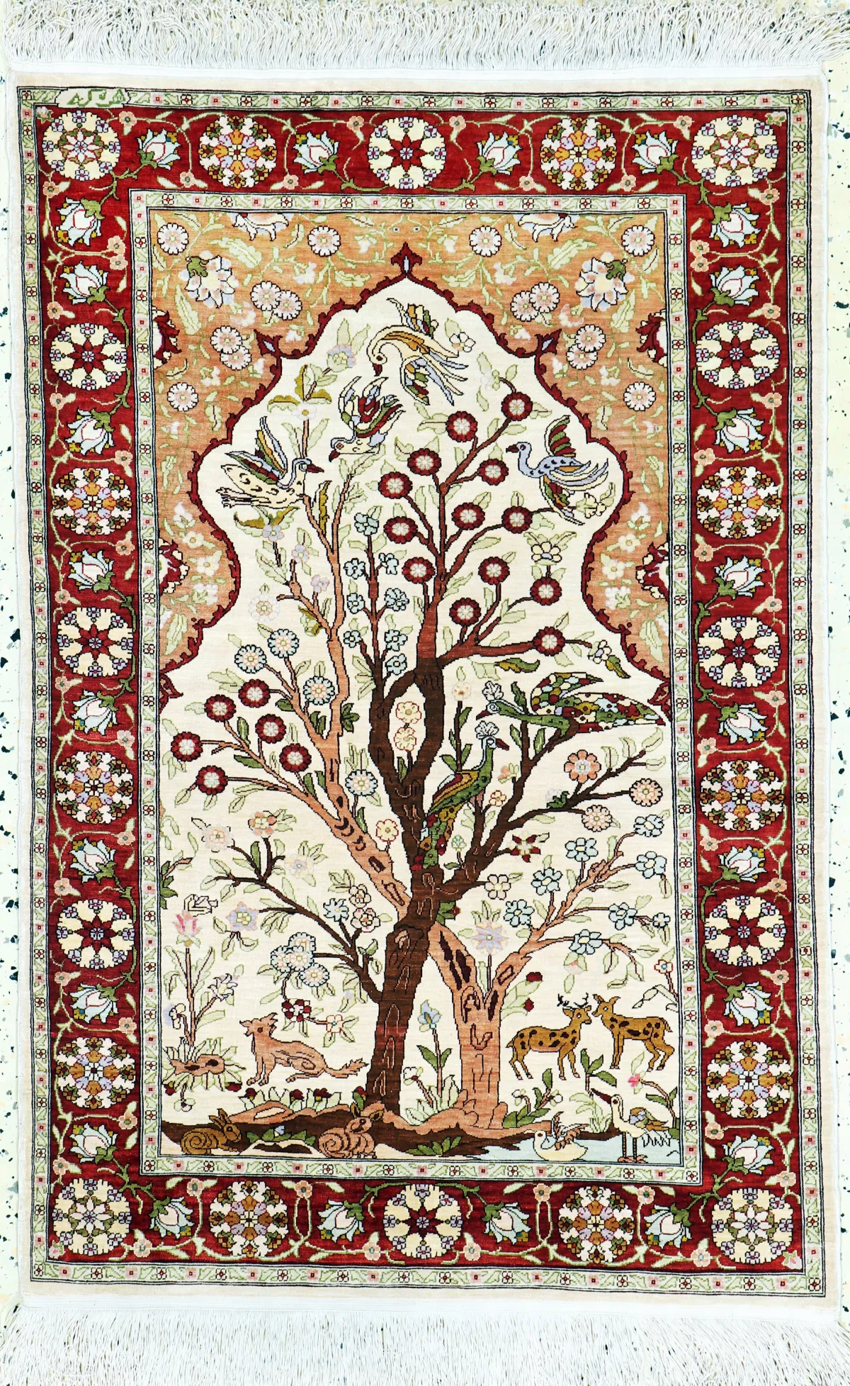 Hereke jedwab cienki sygnowany, Turcja, poł. XX w., czysty jedwab naturalny, ok. 105 x 70 cm,