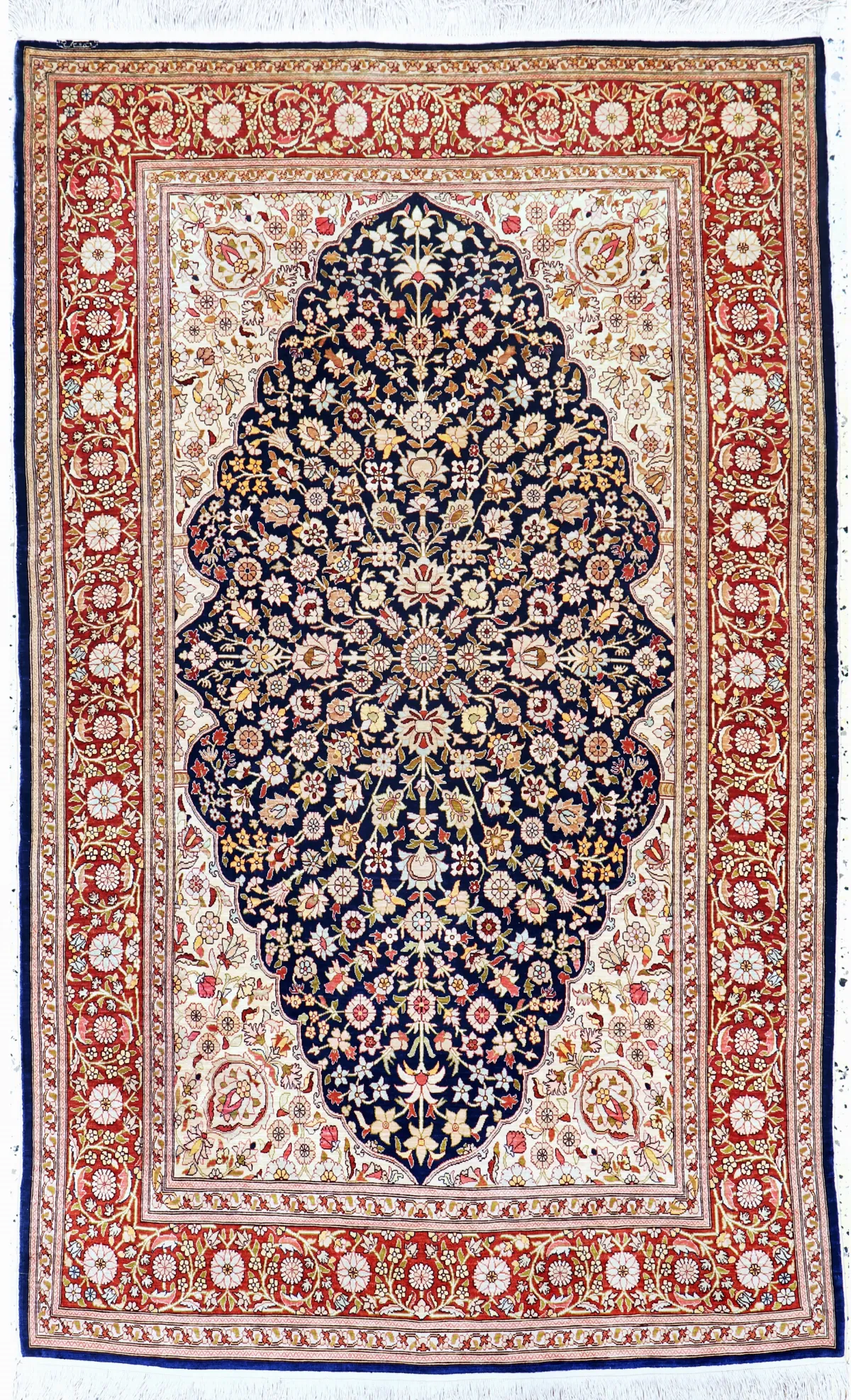 Jedwab Hereke drobno sygnowany, Turcja, połowa XX w., czysty jedwab naturalny, ok. 164 x 103 cm