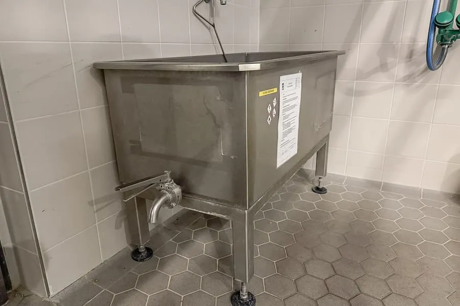 Stainless steel cleaning basin