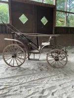 Historical four-wheeled horse-drawn carriage #2010-PR-21