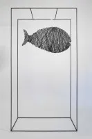 Drahtfisch im Rahmen – Transparente Fischskulptur aus Stahl #0118