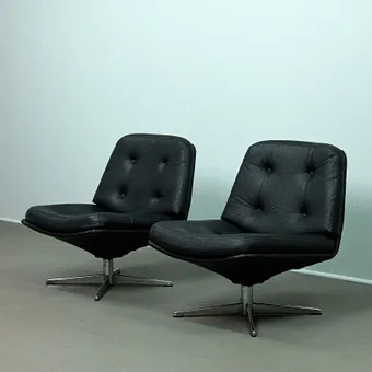 GILLIS LUNDGREN. Para foteli obrotowych dla IKEA, winyl / skóra syntetyczna i chromowany metal, lata 60. (2).