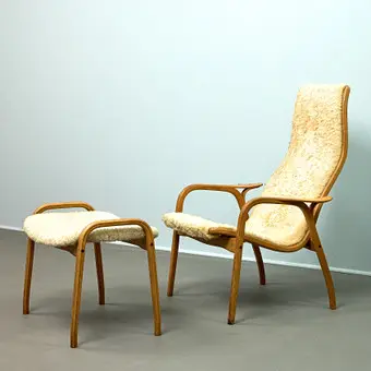 YNGVE EKSTRÖM. Swedese, hoge rug / lounge chair en ottomane, model 'Lamino', eiken, schapenvacht, jaren 1960, Zweden (2).