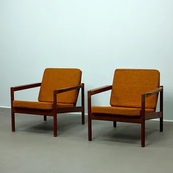 KAI KRISTIANSEN. Magnus Olesen, zwei Sessel / Lounge Chair, Teak, Wolle, 1960er Jahre, Dänemark (2).