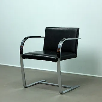 LUDWIG MIES VAN DER ROHE. Nach. Armlehnstuhl „Brno“, Leder und verchromter Stahl, 1980er Jahre.