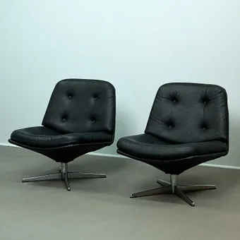 GILLIS LUNDGREN. Paar Drehsessel für IKEA, Vinyl / Kunstleder und verchromtes Metall, 1960er Jahre (2).