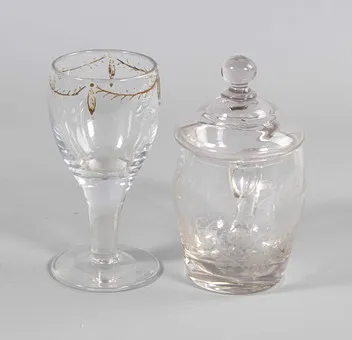 CHOPE-SOUVENIR ANTIQUE 1879 ET VERRE À PIED.