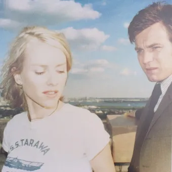 STEFANIE SCHNEIDER* (1968). C-print, 'Lila und Sam' z filmu 'Stay' (Ewan McGregor, Naomi Watts), 2006.