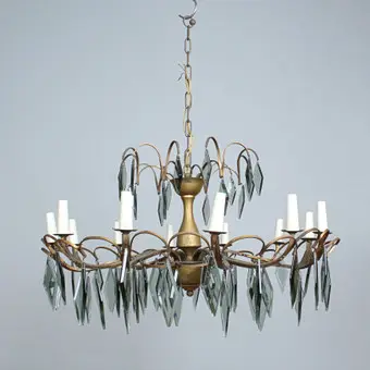 Lustre italien en laiton, orné de prismes en cristal fumé des années 1950/1960.