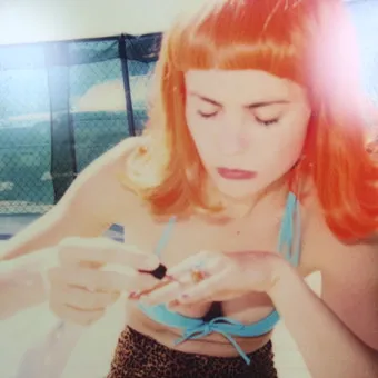 STEFANIE SCHNEIDER* (1968). Lambda Color Print na Alu-Dibond 'Radha Doing Her Nails', 1999 (odbitka 2014).